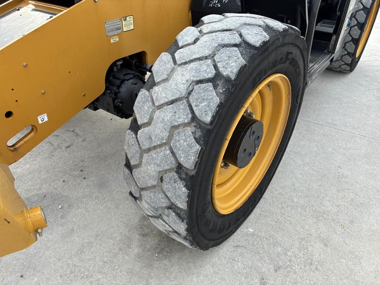 2019-caterpillar-tl1055d-image-40