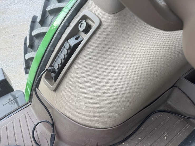 2011-john-deere-8335r-image-65