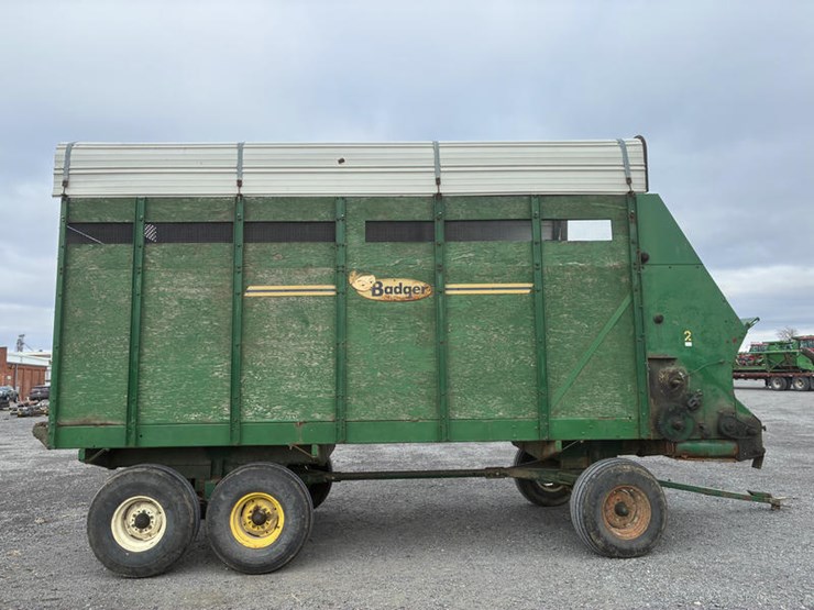 #15016-•-bdger-950-silage-wagon-16'-bed-image-13