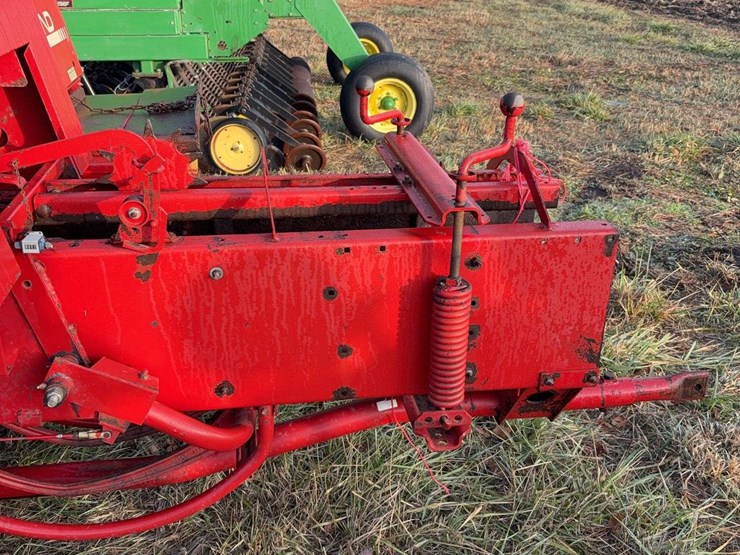 new-holland-570-image-4