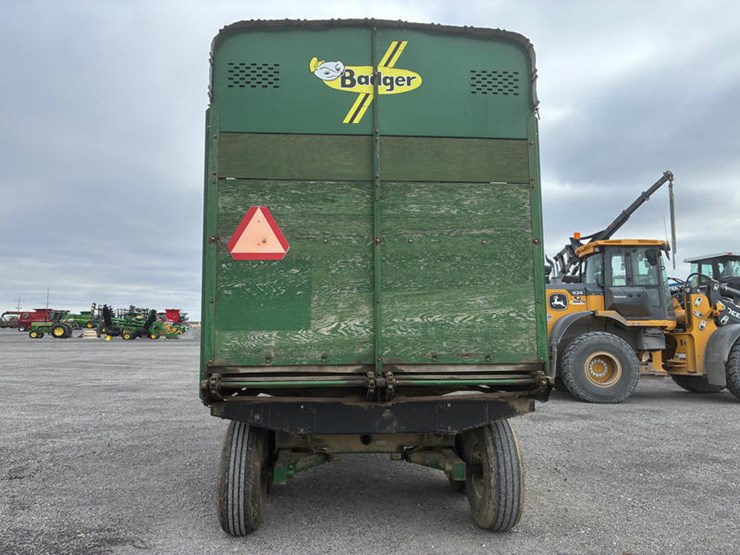 #15016-•-bdger-950-silage-wagon-16'-bed-image-11