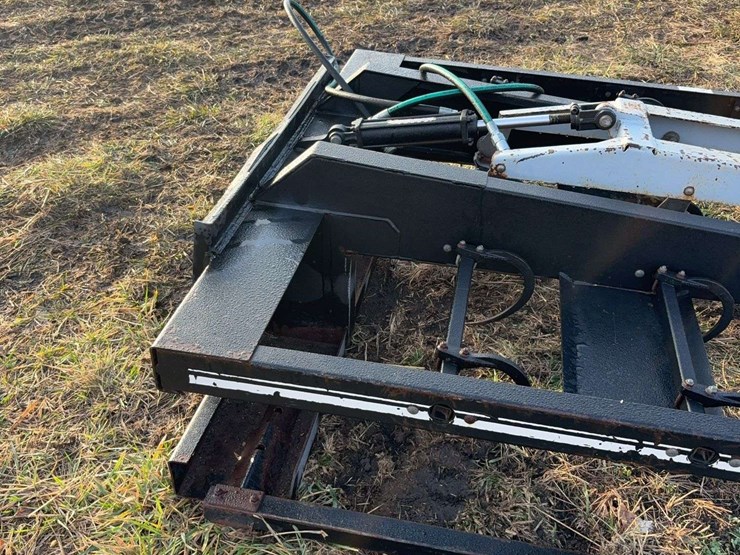 hoelscher-100-accumulator-for-skid-steer-image-4