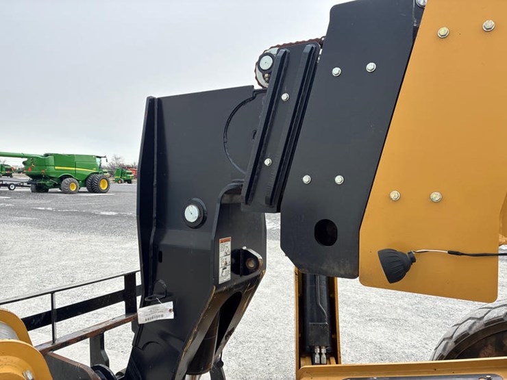 2019-caterpillar-tl1055d-image-36