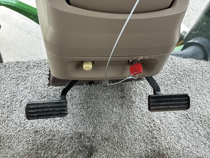 2011-john-deere-8335rt-image-76