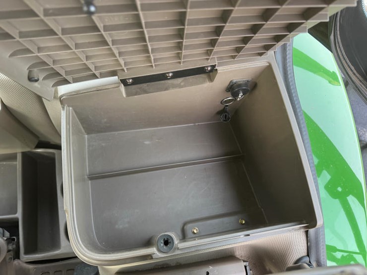 2011-john-deere-8335r-image-56