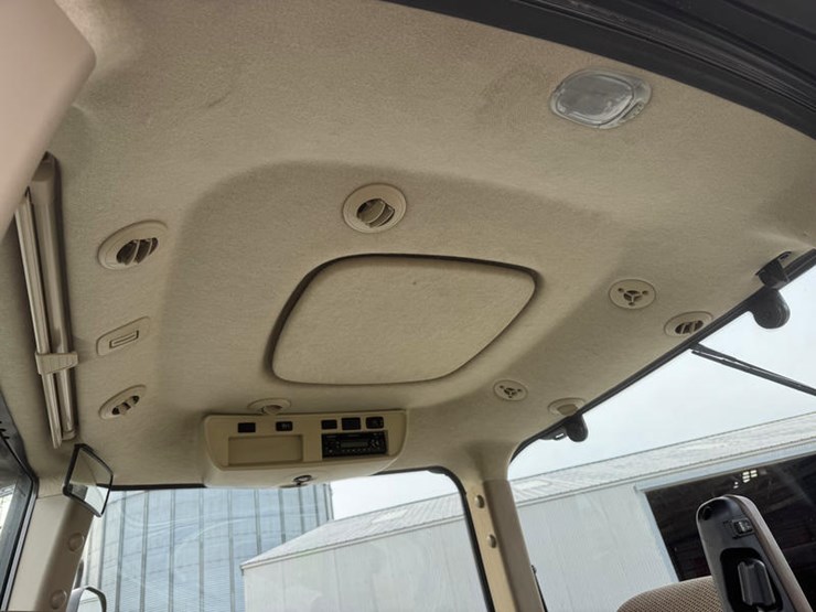 2011-john-deere-8335r-image-53