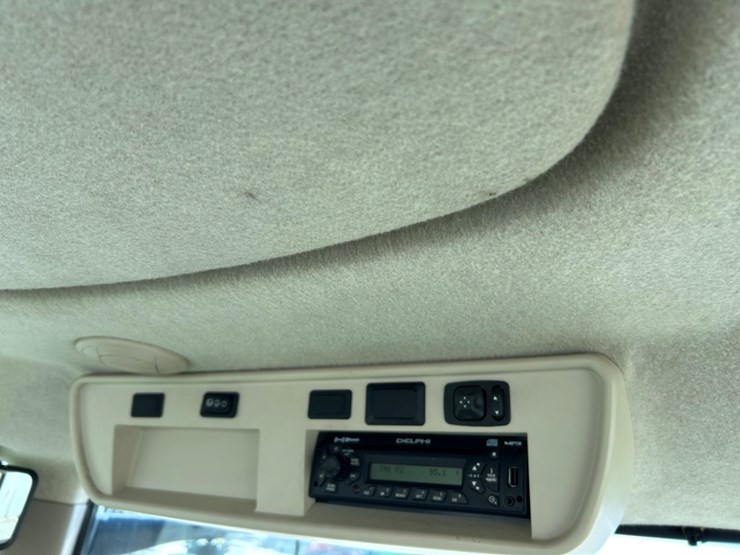 2012-john-deere-8310r-image-43