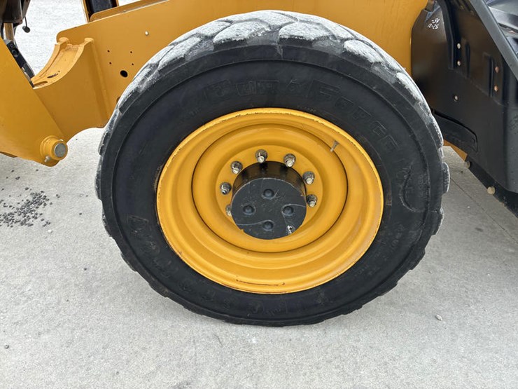 2019-caterpillar-tl1055d-image-38