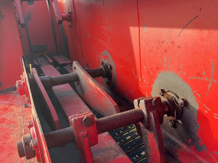 new-holland-570-image-12