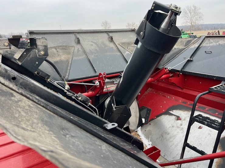 2010-case-ih-6088-image-54