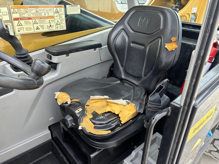 2019-caterpillar-tl1055d-image-55