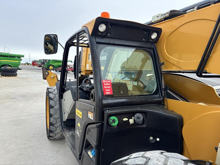 2019-caterpillar-tl1055d-image-30
