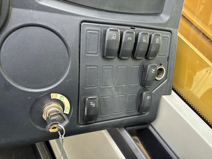 2019-caterpillar-tl1055d-image-63