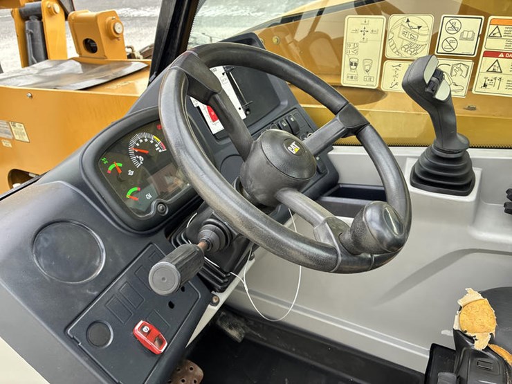 2019-caterpillar-tl1055d-image-57