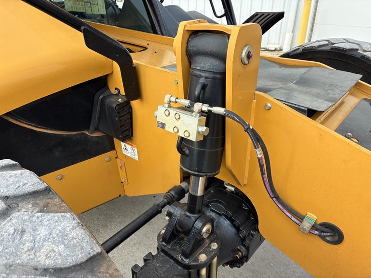2019-caterpillar-tl1055d-image-43