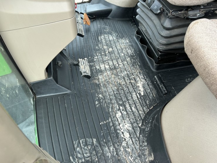 2015-john-deere-8320r-image-14