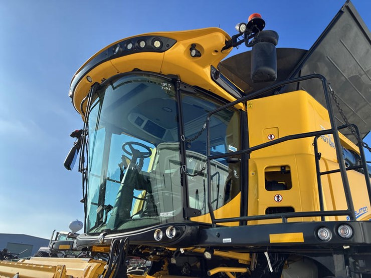 2018-new-holland-cr8.90-image-18