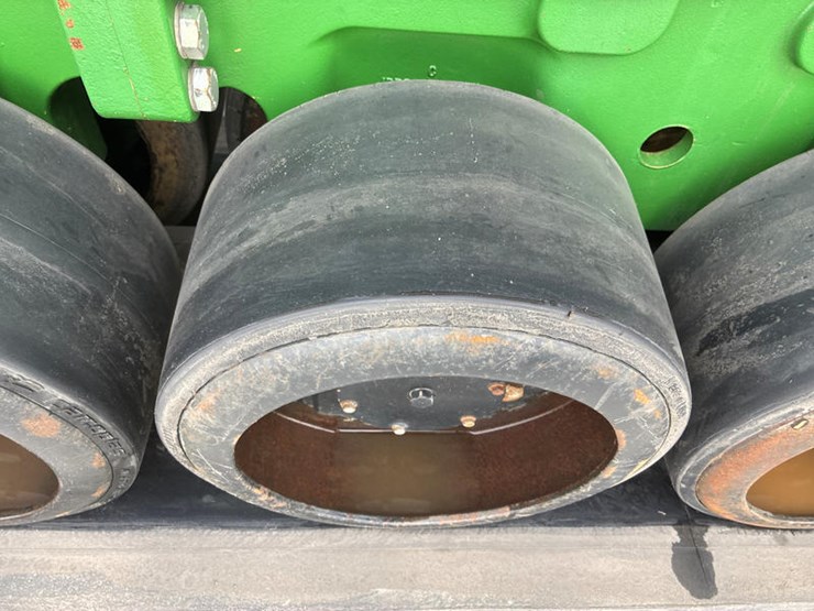 2011-john-deere-8335rt-image-52