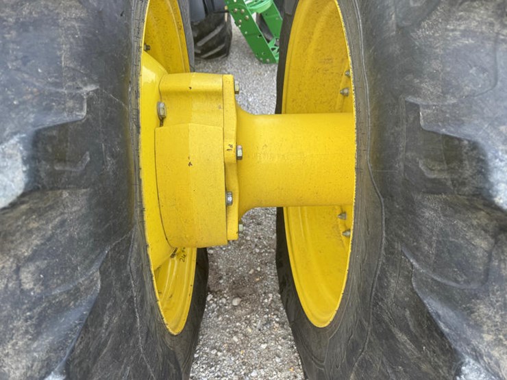 2011-john-deere-8335r-image-16