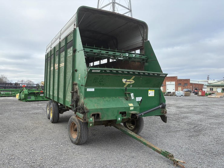#15016-•-bdger-950-silage-wagon-16'-bed-image-2
