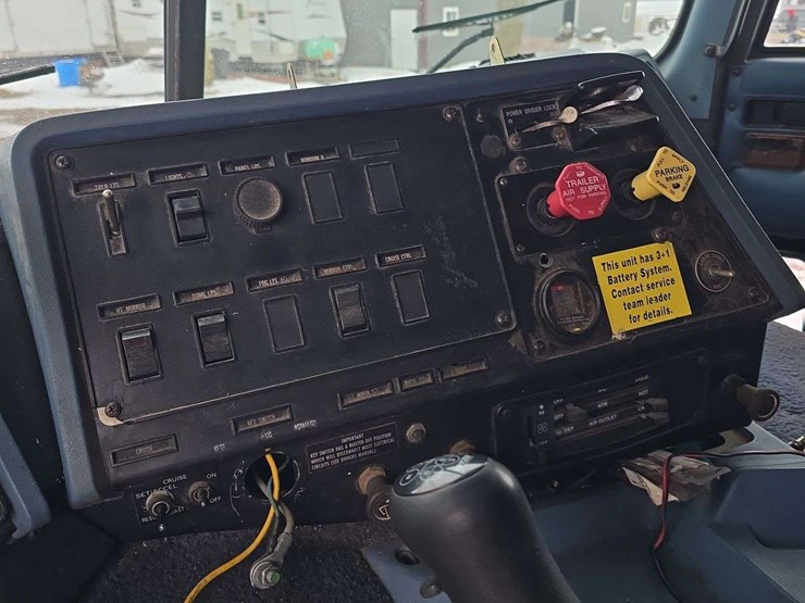 1992-international-semi,-cab-over,-cab-jack-works,-homemade-rear-hitch-image-15