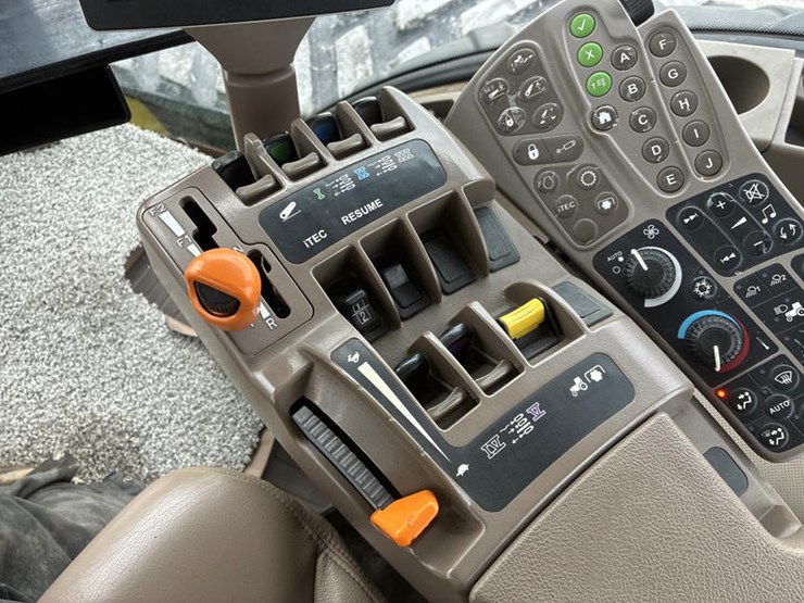 2011-john-deere-8335rt-image-79