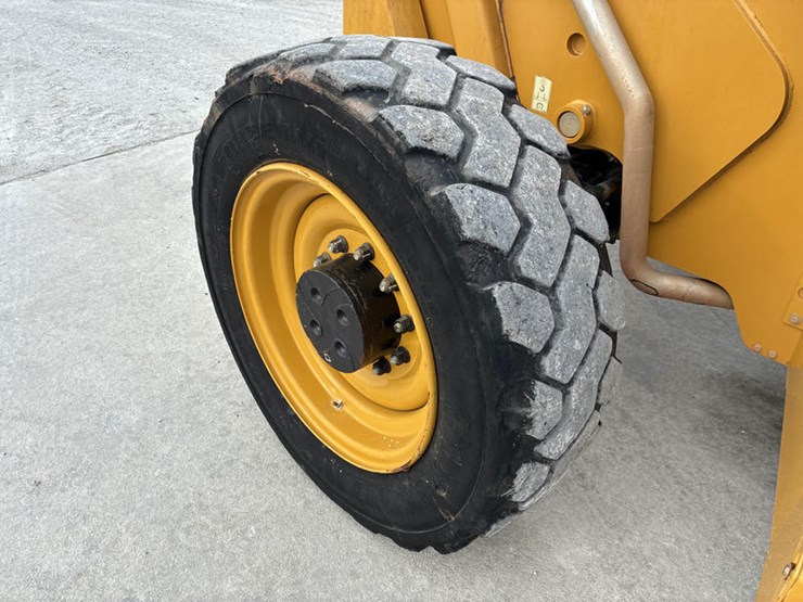 2019-caterpillar-tl1055d-image-45