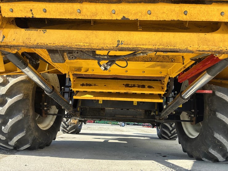 2018-new-holland-cr8.90-image-24