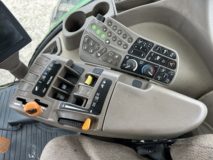 2015-john-deere-8320r-image-18