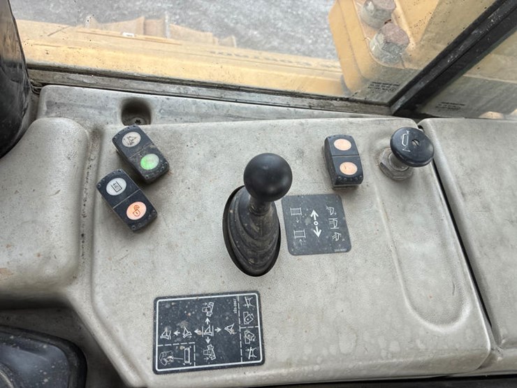 2016-caterpillar-d6n-lgp-image-34