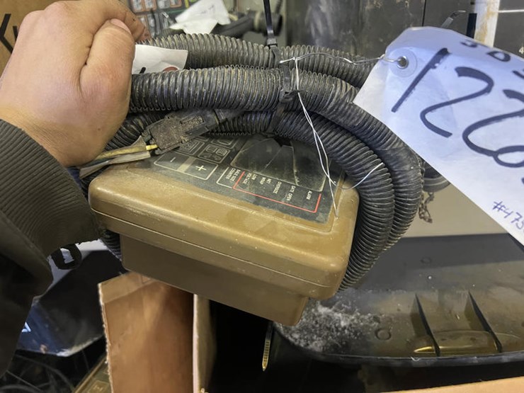 2009-john-deere-568-image-52