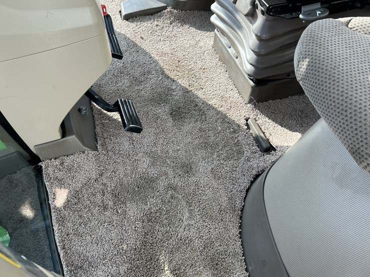 2012-john-deere-8310r-image-26