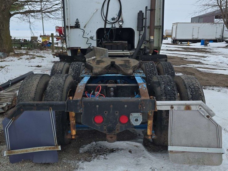 1992-international-semi,-cab-over,-cab-jack-works,-homemade-rear-hitch-image-6