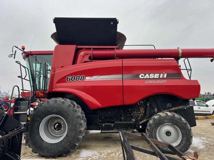 2010-case-ih-6088-image-11