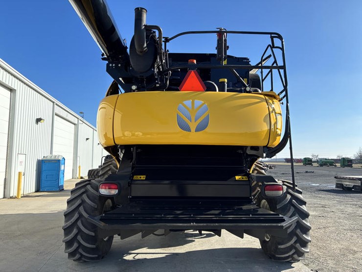 2018-new-holland-cr8.90-image-6