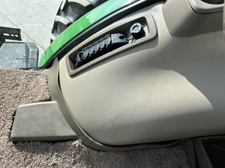 2012-john-deere-8310r-image-34