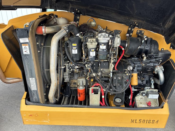 2019-caterpillar-tl1055d-image-50