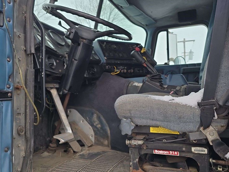 1992-international-semi,-cab-over,-cab-jack-works,-homemade-rear-hitch-image-13