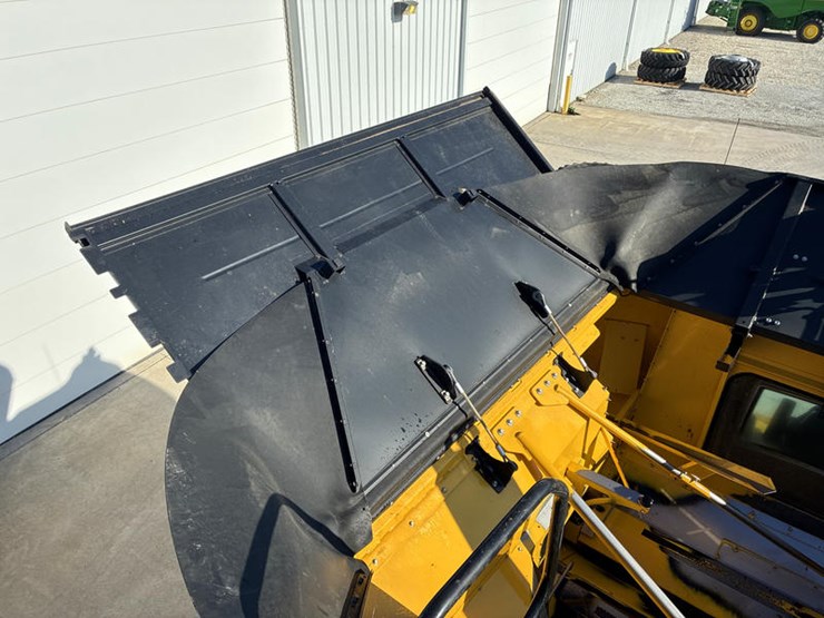 2018-new-holland-cr8.90-image-90