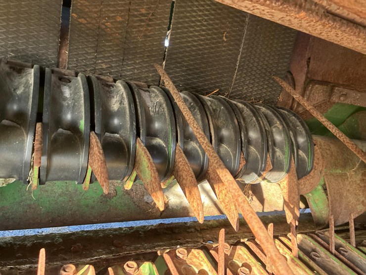 2009-john-deere-568-image-26