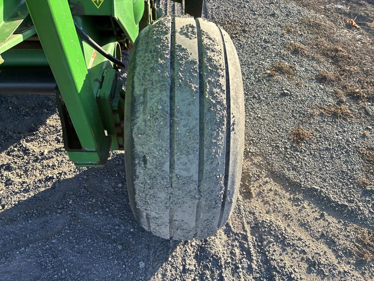 2009-john-deere-568-image-44