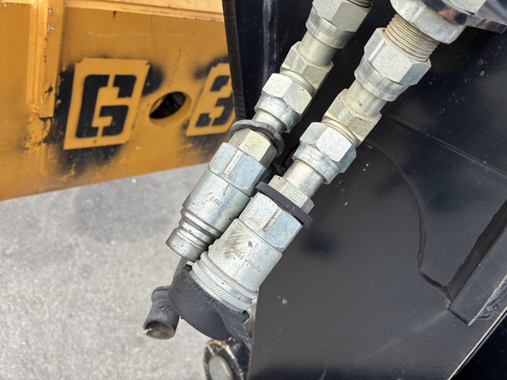 2019-caterpillar-tl1055d-image-17