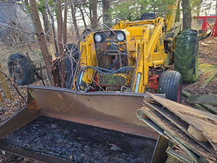 case-tractor-backhoe-with-loader,-2wd,-outriggers,-no-motor,-has-been-sitting-image-1