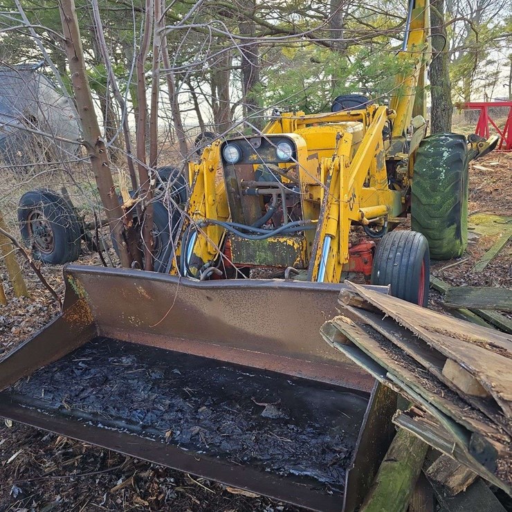 Case Tractor backhoe with loader, 2wd, outriggers, no motor, has been sitting