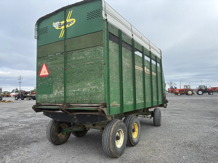 #15016-•-bdger-950-silage-wagon-16'-bed-image-12