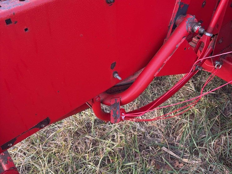 new-holland-570-image-9