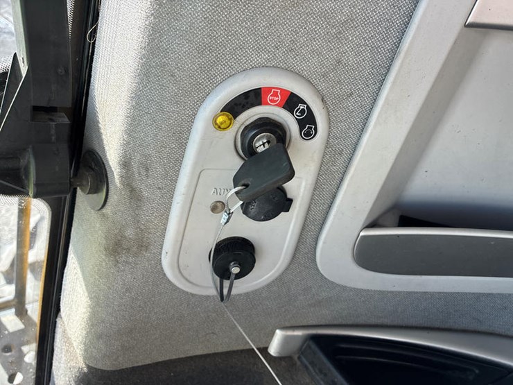 2018-new-holland-cr8.90-image-108