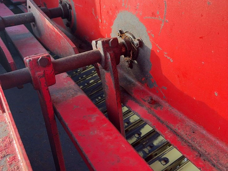 new-holland-570-image-11