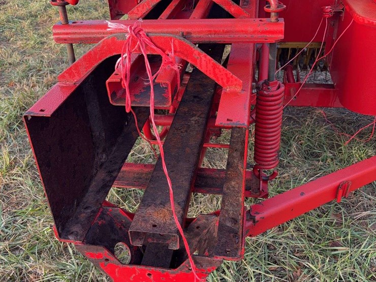 new-holland-570-image-7