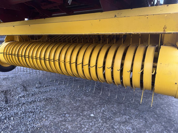 2013-new-holland-br7070-image-4